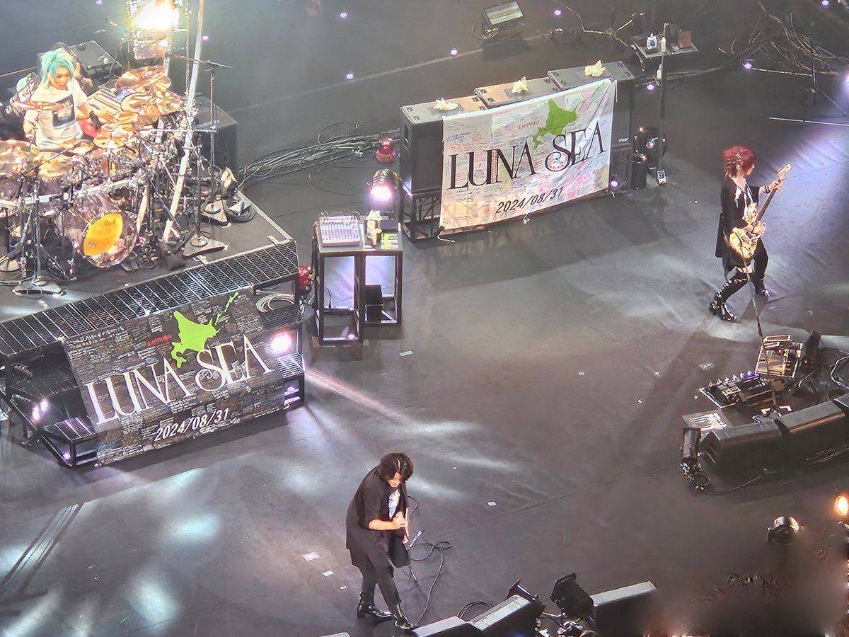 SNOWentertiner's tweet photo. みなさま、こんにちは。SNOW_entertainment株式会社のKOEです。

多忙な業務もひと段落した（またすぐに忙しくなりますが…）ので、珍しく業務とは関係のない独り言を。

先日、私の尊敬する河村隆一さんがフロントマンを務めるバンド「LUNA SEA」の真矢さんのニュースが飛び込んできました。

���してLUNA_SEAを止めてはいけないとの言葉通り、力強く、そして素敵なパフォーマンスを常に見せてくれておりました。

そしてご本人も明るい方であることから、追悼の変わりに2024年8月31日北海道公演での素敵なステージでの写真を貼らせていただきます。

これからも５人は永遠に、そしていつまでも応援しています🌕

#LUNASEA
#LUNAPIC