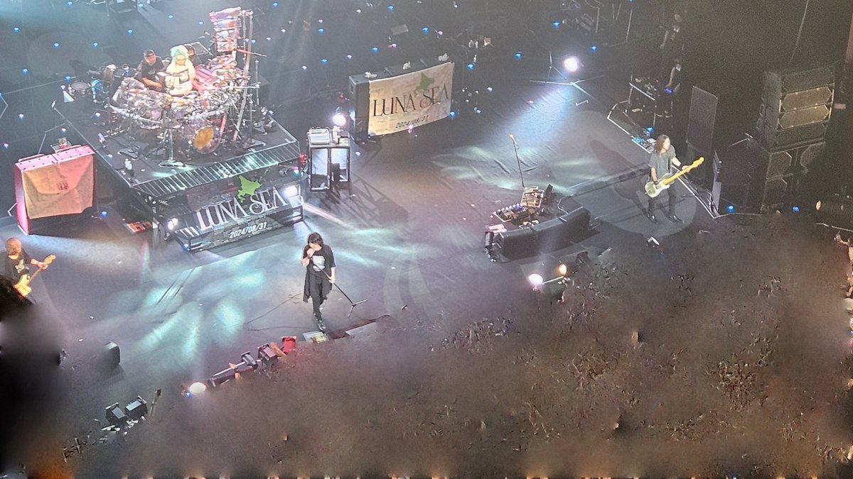 SNOWentertiner's tweet photo. みなさま、こんにちは。SNOW_entertainment株式会社のKOEです。

多忙な業務もひと段落した（またすぐに忙しくなりますが…）ので、珍しく業務とは関係のない独り言を。

先日、私の尊敬する河村隆一さんがフロントマンを務めるバンド「LUNA SEA」の真矢さんのニュースが飛び込んできました。

���してLUNA_SEAを止めてはいけないとの言葉通り、力強く、そして素敵なパフォーマンスを常に見せてくれておりました。

そしてご本人も明るい方であることから、追悼の変わりに2024年8月31日北海道公演での素敵なステージでの写真を貼らせていただきます。

これからも５人は永遠に、そしていつまでも応援しています🌕

#LUNASEA
#LUNAPIC