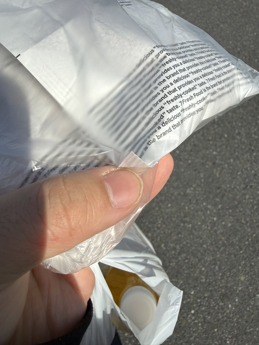 cuishishou's tweet photo. なんで角を折ってるんだろうと思ったら
袋が切れないためか！！
なんという親切心。。
今日はいいことをやって帰ろう😭 https://t.co/1tA1Ah4b8V