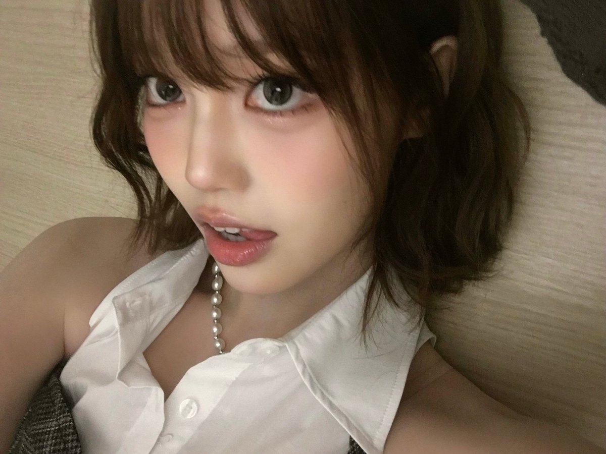 saebisa's tweet photo. I didn’t mean to look this close, but here I am—letting you see every little detail. Maybe I just wanted your attention for a second. https://t.co/WSLlmNTbD1