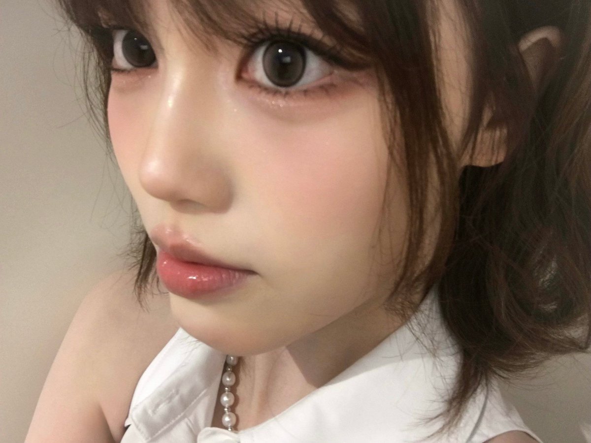 saebisa's tweet photo. I didn’t mean to look this close, but here I am—letting you see every little detail. Maybe I just wanted your attention for a second. https://t.co/WSLlmNTbD1