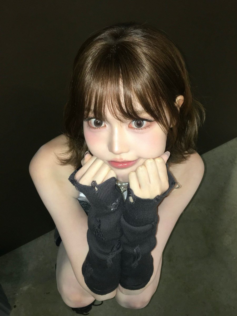 saebisa's tweet photo. I didn’t mean to look this close, but here I am—letting you see every little detail. Maybe I just wanted your attention for a second. https://t.co/WSLlmNTbD1