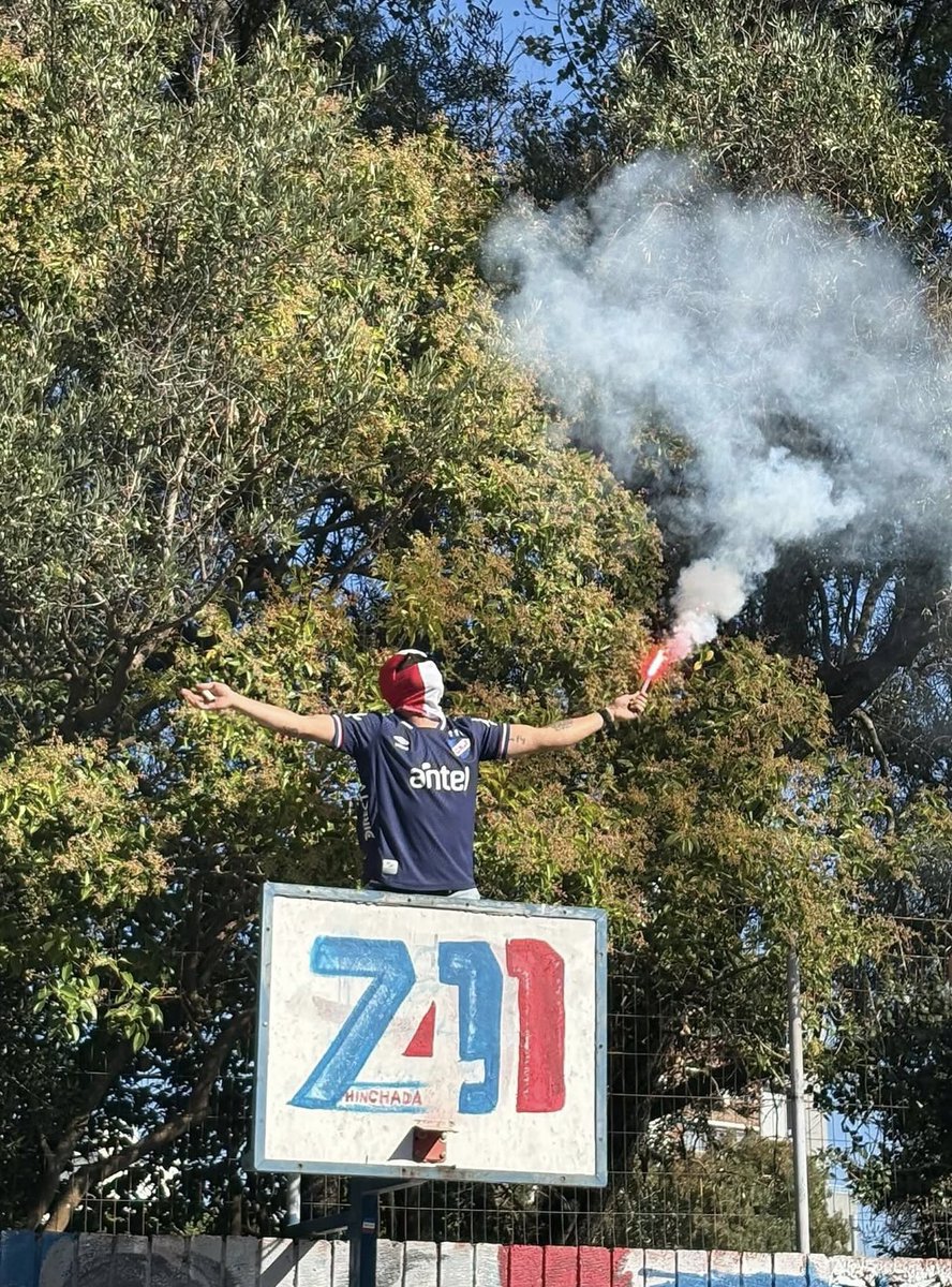 Aguanten los pibes del club que dejan horas y horas de su vida personal para que la tribuna sea una fiesta, A NACIONAL TODO SIN PEDIRLE NADA.