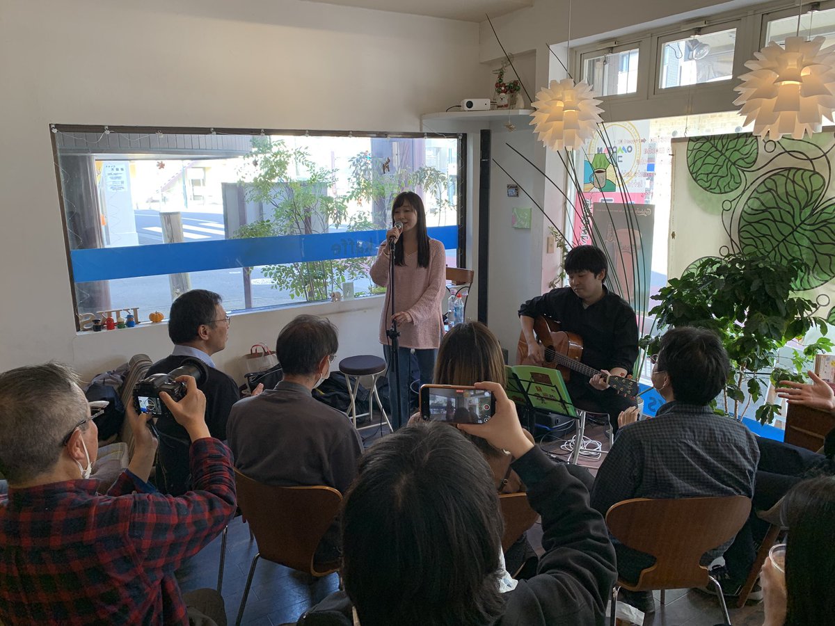 3月1日(日) 恒例の『渋沢駅カラー球根植替え』を開催し28名が参加しました。
今年はZARD35周年を記念して新たに２台のプランターを加え４台のプランターにカラーの球根を植替えました。
その後キクスカフェに移動してZARDのミニライブで鑑賞し行事を終了しました。
皆さんのご協力に感謝します。