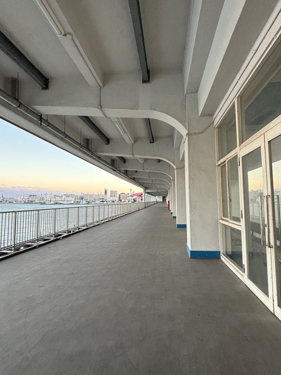 kobe_kenchiku's tweet photo. 神戸建築祭2026クラウドファンディング

＼スペシャルツアー「神戸港新港第四突堤Q2上屋」／
開催日時：①5/6 (水・祝) 10:00～11:30／13:30～15:00
         　　  ②5/9 (土) 　　10:00～11:30／13:30～15:00
ガイド　：①円満字洋介さん
　　　　　②笠原一人さん
所要時間：約1時間30
定　　員：20名

【詳細・お申込みはこちらから】
 ▷クラウドファンディングサイト「MOTION GALLERY」  
https://t.co/ams5aUavlP

◇神戸港新港第四突堤Q2上屋
日本を代表する価値あるモダニズム建築としてDOCOMOMO Japanにも選定されている「Q2上屋」。
元は、ヨーロッパなどへ向かう客船ターミナルと鉄道駅を兼ねた珍しい施設であるとともに、国際貿易港・神戸ならではの名建築。
普段は立ち入り禁止の港湾施設の内部へ潜入できる非常に貴重な���会です。

#神戸建築祭　#神戸建築祭2026　#神戸港新港第四突堤Q2上屋