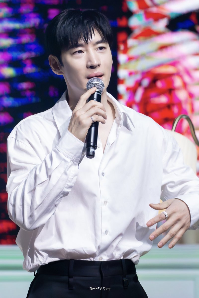 260228 2026 #이제훈 팬미팅 [Our 20th Moment] 2PIC

춤추고 더워지니까 단추 리본 다 풀어버리기 (*´-`)