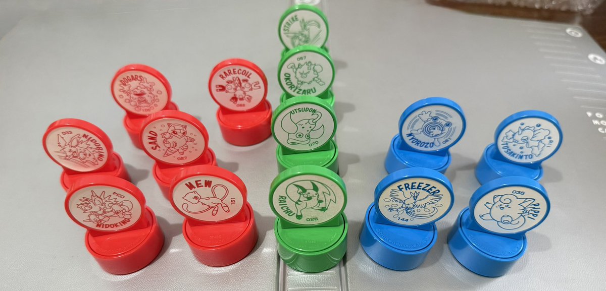 これもBANDAI製のスタンプ。インクなしタイプ。赤はリザードン緑は