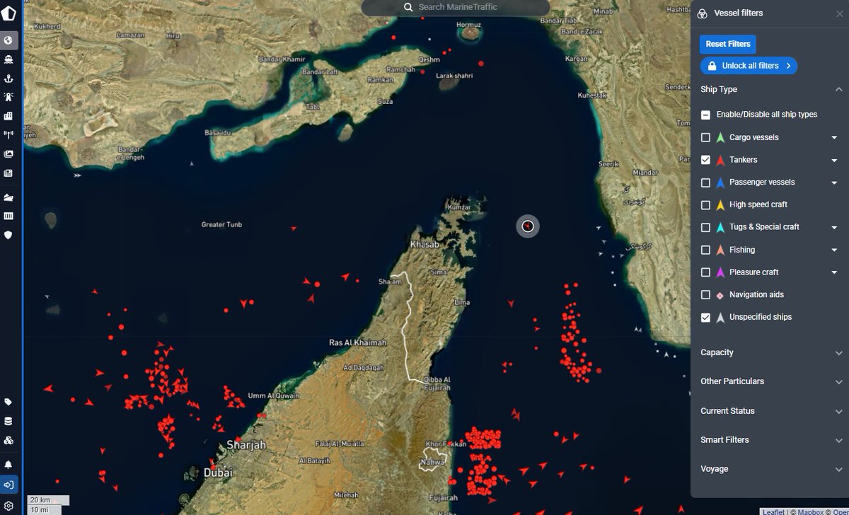 yanzu27's tweet photo. 2026/03/02/13：15
ホルムズ海峡周辺。左右にタンカーが待機中
Around the Strait of Hormuz. 
Tankers are waiting on both sides. https://t.co/Ao98xwZTRS