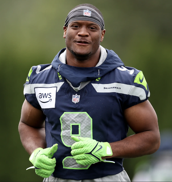 NFL_DovKleiman's tweet photo. 𝗥𝗨𝗠𝗢𝗥𝗦: The Giants are interested in pending Seahawks free agent RB Kenneth Walker, per @DDuggan21

Walker would be a PERFECT fit for New York. https://t.co/b4TsYQFhuO
