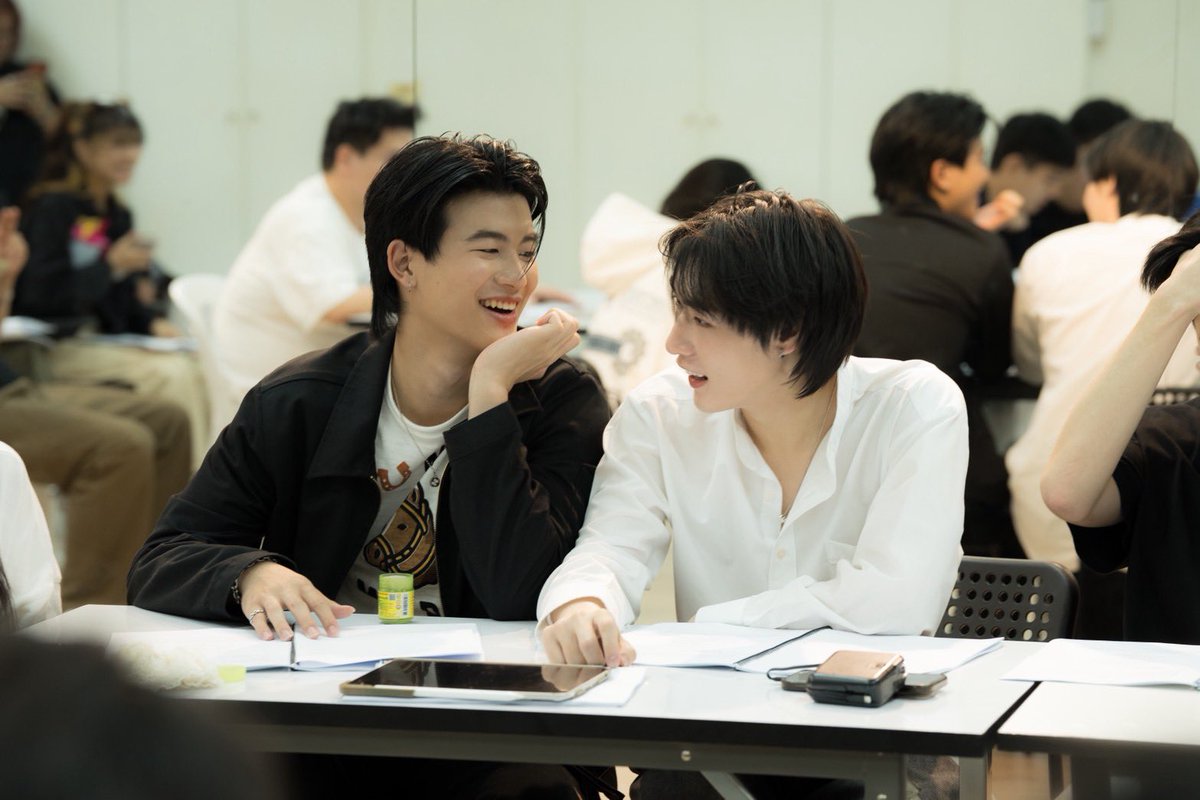 circle_update's tweet photo. “Love ยกกำลัง 3” เตรียมพร้อมเปิด “หลักสูตร(รัก) ภาคบังคับ” แล้วเร็วๆนี้
#FirstReadLovex3
#Lovex3
#tia51
อ่านเพิ่มเติมได้ที่ 🔗 : https://t.co/xoBCX6yetm
ประกาศจากโรงเรียนทัพฟ้าวิทยา หลังจากปล่อย Pilot และปรับปรุงหลักสูตร ได้เวลาของการเดินหน้าเตรียมเข้าสู่หลักสูตร (รัก) ภาคบังคับ กับการเตรียมตัวอ่านบทของเหล่านักแสดงในเรื่อง เรียกได้ว่าเป็นการรวมตัวของเหล่านักแสดงทั้งหมดของซีรีส์อีกครั้ง ทั้งการ workshop แบบเข้าคู่ และกลุ่มเพื่อน พร้อมทั้งอ่านบทเข้าคาแรกเตอร์ของแต่ละตนไปพร้อมกัน เป็นบรยากาศที่เต็มไปด้วยความสุข สนุก อบอุ่น และพลังของความพร้อมของทุกคนที่จะเดินหน้าไปด้วยกันอย่างเต็มที่
เตรียมใจของทุกคนเอาไว้ให้พร้อม เพราะงานนี้เหล่านักเรียนตัวแสบจากทัพฟ้าวิทยาลัย จะเข้ามาป่วนหัวใจทุกคนให้ต้องตกหลุมรักไปด้วยกันแบบยกกำลัง 3
ติดตามความจิ้น สุดฟินได้ทาง tia51 officialทุกช่องทาง
