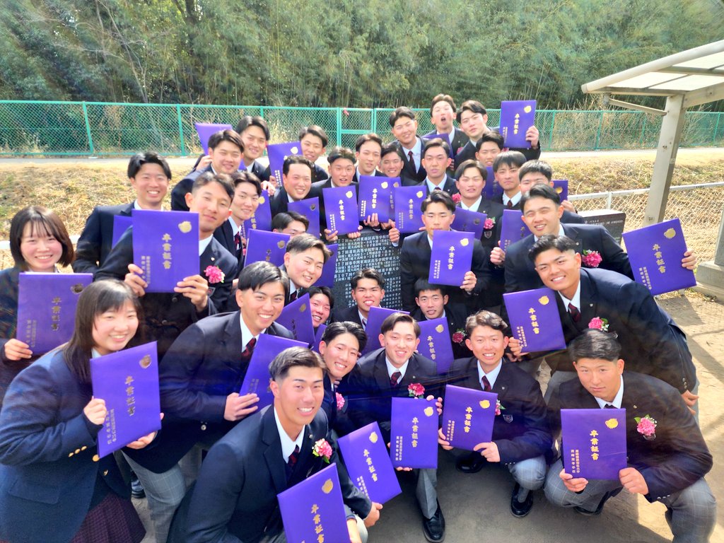 sponichi_kkbb's tweet photo. 健大高崎卒業式…✍️ https://t.co/M5JF7azUJQ