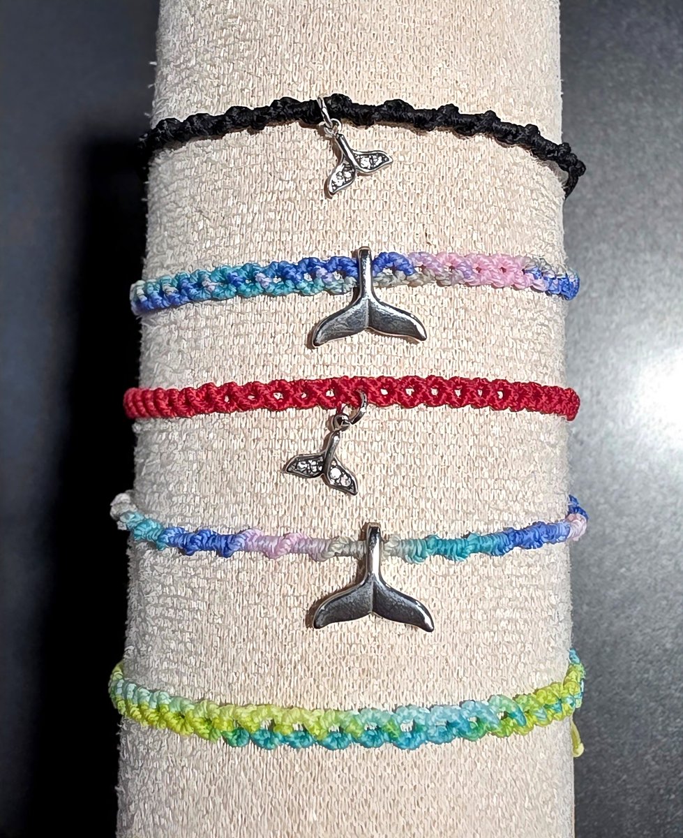 ○°𝐒𝐂𝐄𝐍𝐄#𝟑𝟎𝟕°○
카페에서 판매할 매듭팔찌를 하나하나 핸드메이드로 직접 제작하고 있습니다✨️

고래꼬리 / 행성 / 탄생석 팬던트가 들어간 디자인과 고리 없이 심플하게 착용 가능한 버전도 준비했어요🤍

∙ 팬던트 포함 5,000원 
∙ 심플 버전 4,000원
생카에서 직접 만나보세요🌊