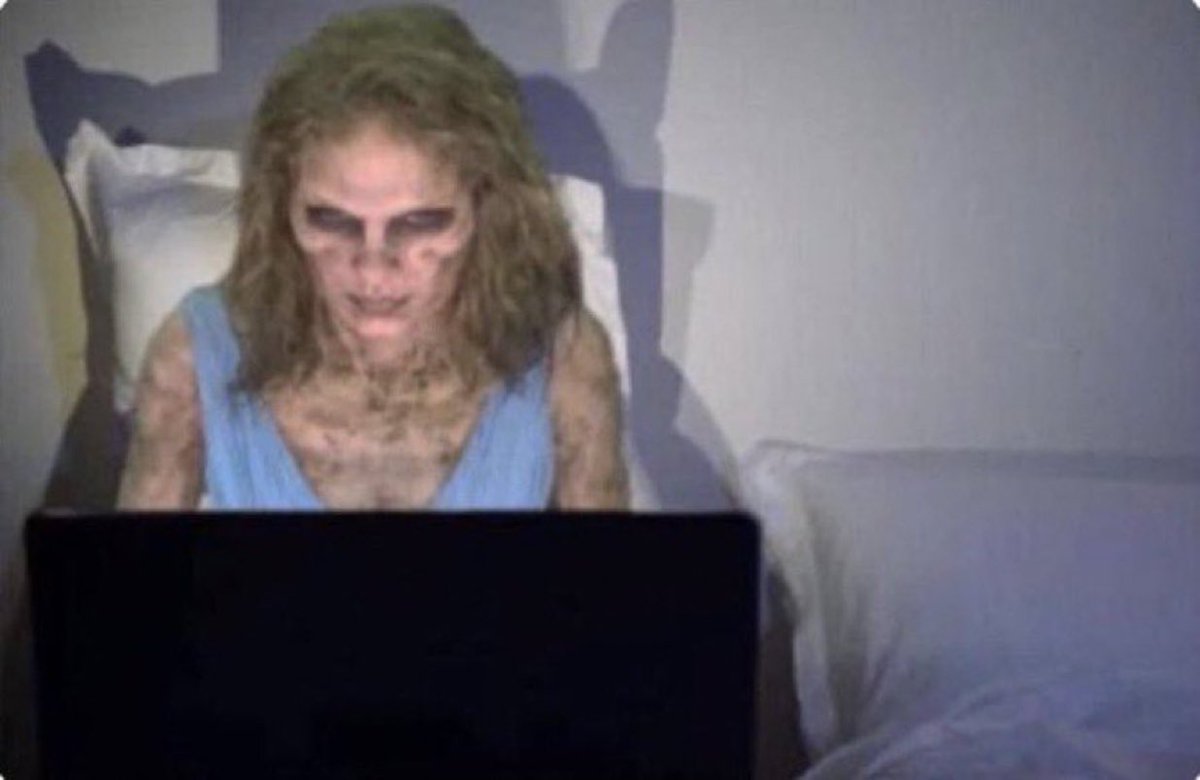 eu fazendo meus trabalhos na madrugada pq escolhi ser feliz a tarde inteira