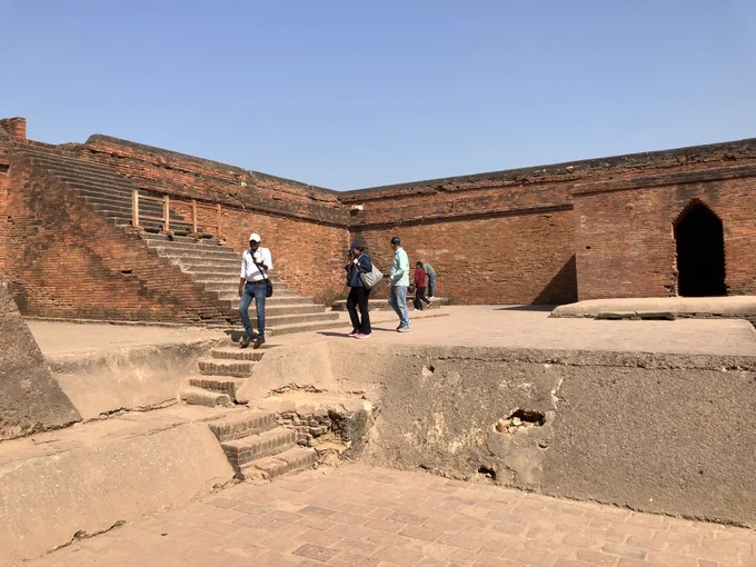ナーランダー大僧院跡 古代インドの代表的な仏教大学 ここへ留学した義浄によれば、約3千人もの学生がいたという これは一度に建設されたのではなく、仏教に帰依していたグプタ朝の代々の君主が僧院を増設していき、それが大僧院と呼ばれるに至ったもの