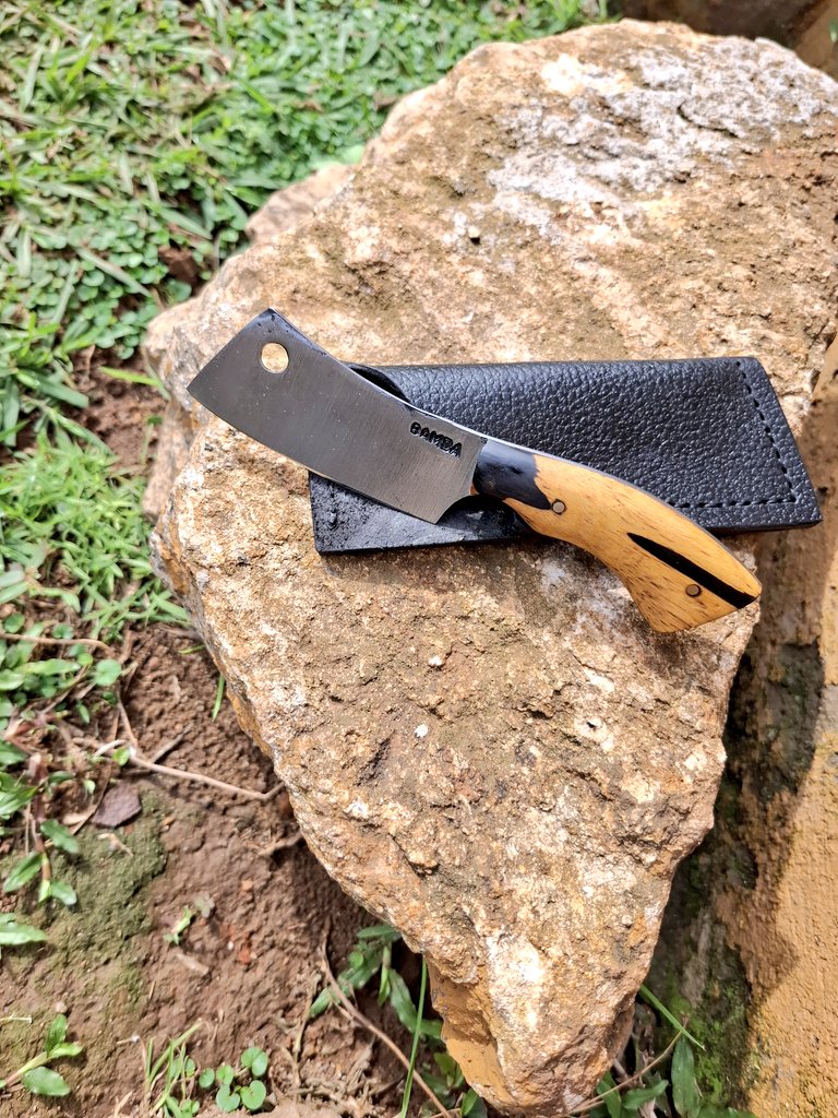 emmalumu23's tweet photo. Looking for handmade knives @BambaForge is here for you 😀 https://t.co/f3N746hCnd