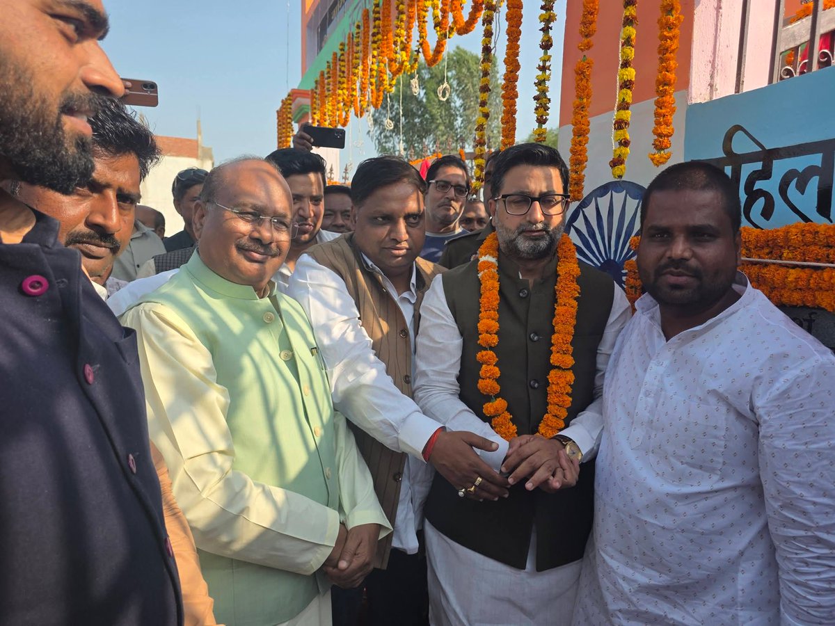 बेल्थरा रोड के अंतर्गत विकास खंड सीयर ग्राम पंचायत बिठुआं में ग्राम सचिवालय/पंचायत भवन के लोकार्पण कार्यक्रम में मुख्य अतिथि के रूप में पधारे उत्तर प्रदेश सरकार के अल्पसंख्यक कल्याण, हज एवं वक्फ मंत्री माननीय श्री दानिश आज़ाद अंसारी जी के साथ उपस्थित रहा।
#belthararoad #ballia