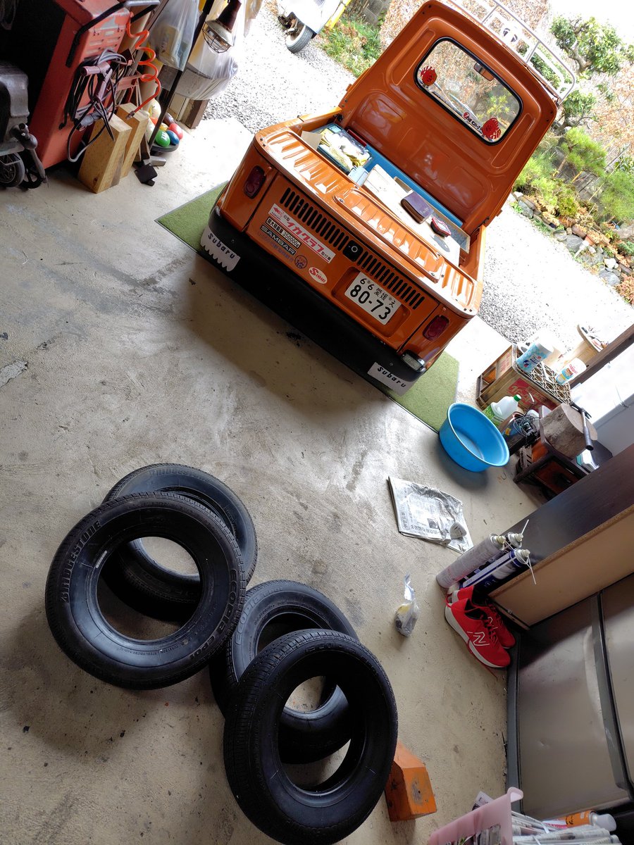 tohkayakoubou's tweet photo. 春遠征控えてタイヤ交換🔧外してビックリ、バースト寸前😨まともな135/80-10ラスト1セット装着…こいつがダメになったらストックなし😵マジでこのサイズが必要💦#10インチタイヤ #360cc #135の80 #小径タイヤ #タイヤ https://t.co/zcXpdrHrbZ