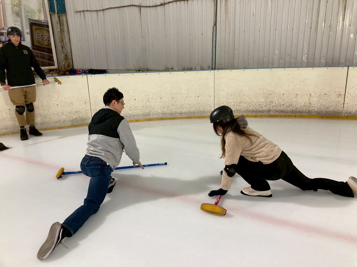 oka_curling's tweet photo. 西日本代表として何度も日本選手権に出場している吉岡さんが、沖縄のカーリング体験会に参加されました✨
指導のお手伝いもしていただき、とても丁寧でわかりやすく勉強になりました☺️
吉岡さん、ありがとうございました🙏
#沖縄 #カーリング
#curling #サザンヒル
#岡山県カーリング協会 https://t.co/XjcbhWuE1I