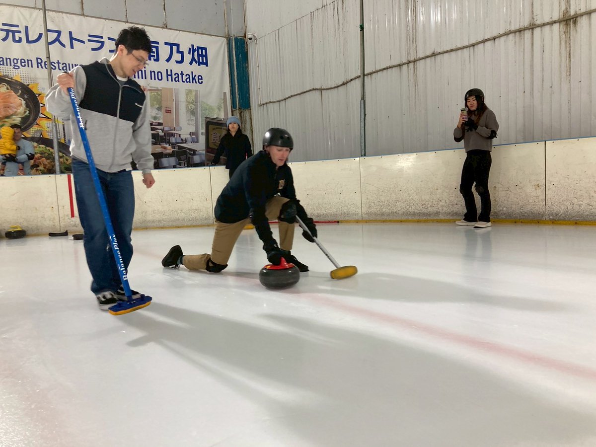 oka_curling's tweet photo. 西日本代表として何度も日本選手権に出場している吉岡さんが、沖縄のカーリング体験会に参加されました✨
指導のお手伝いもしていただき、とても丁寧でわかりやすく勉強になりました☺️
吉岡さん、ありがとうございました🙏
#沖縄 #カーリング
#curling #サザンヒル
#岡山県カーリング協会 https://t.co/XjcbhWuE1I