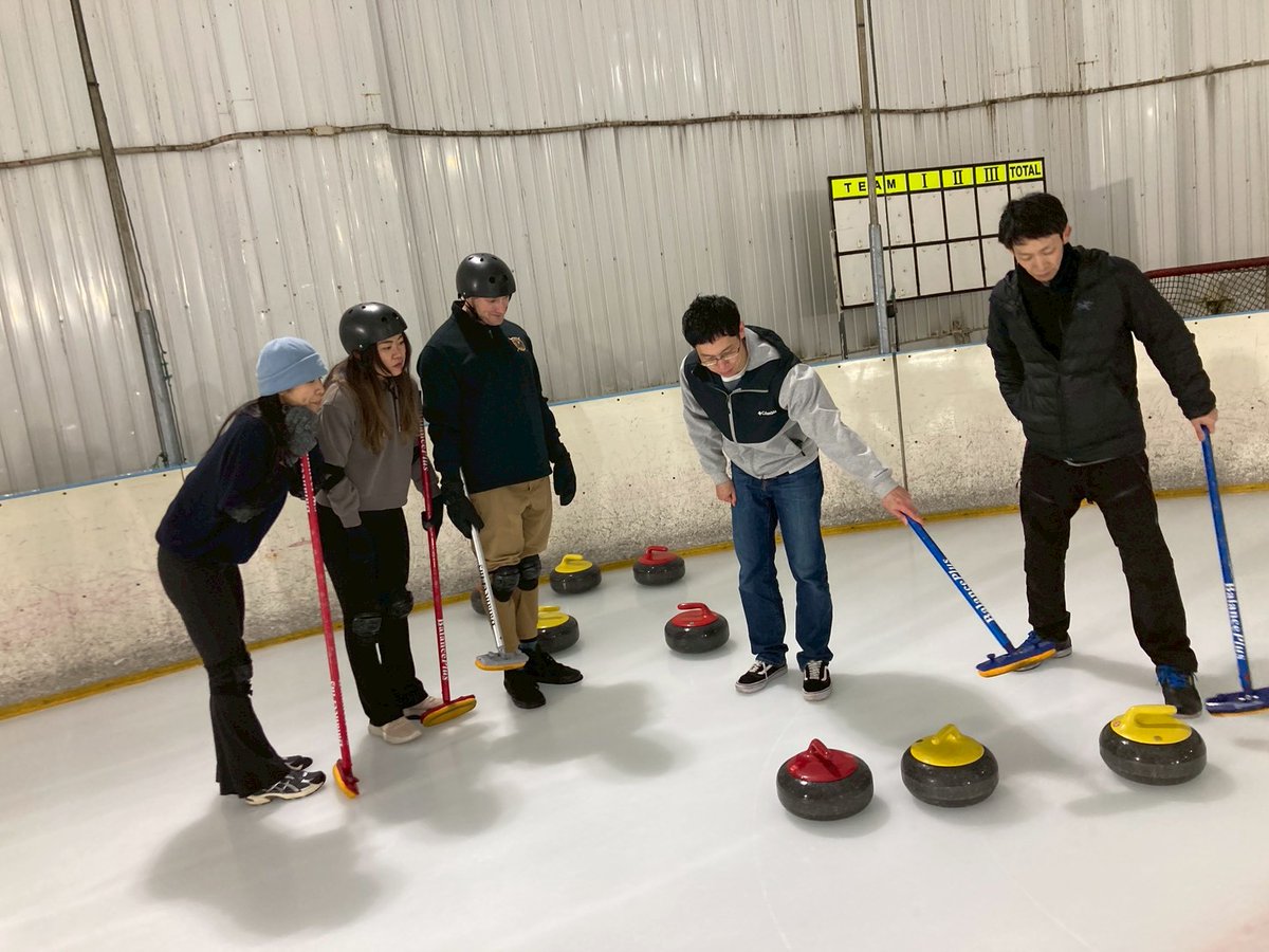 oka_curling's tweet photo. 西日本代表として何度も日本選手権に出場している吉岡さんが、沖縄のカーリング体験会に参加されました✨
指導のお手伝いもしていただき、とても丁寧でわかりやすく勉強になりました☺️
吉岡さん、ありがとうございました🙏
#沖縄 #カーリング
#curling #サザンヒル
#岡山県カーリング協会 https://t.co/XjcbhWuE1I