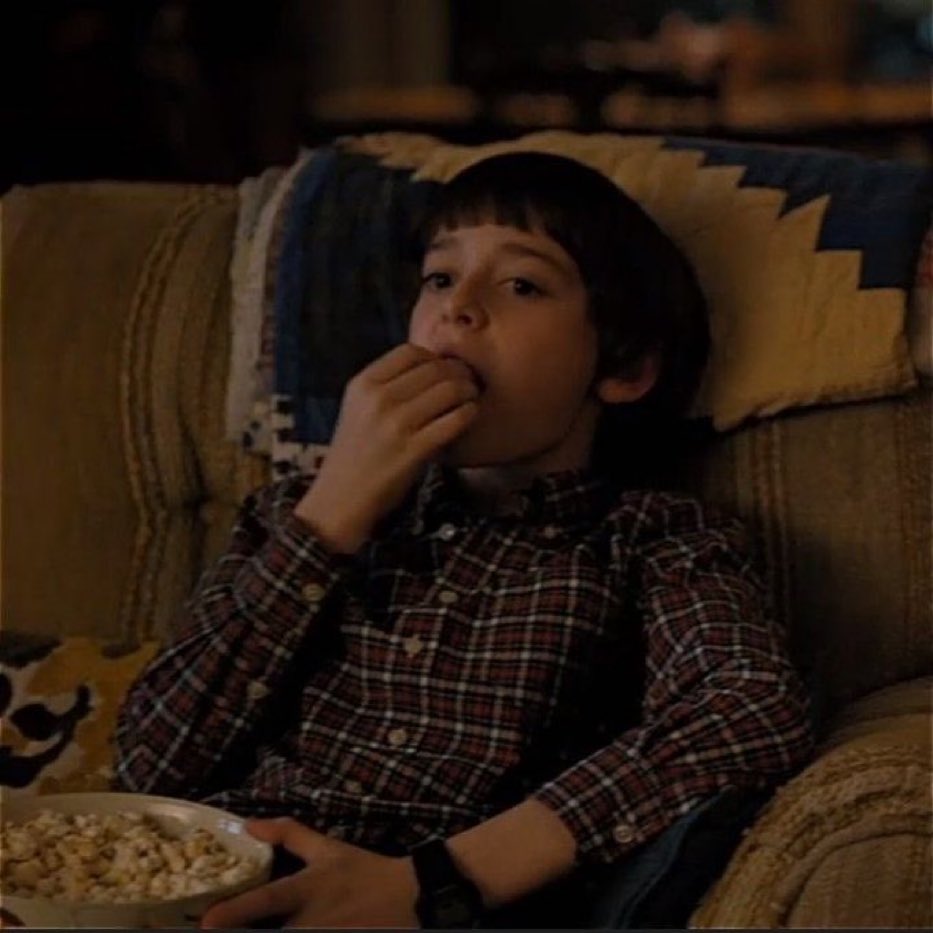 MAYFlELDSMAX's tweet photo. he’s so small he only needs one popcorn https://t.co/92I8bIIzcU