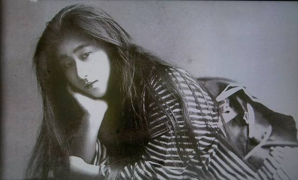 明治25年（1892年）に開催された「東京百美人」で、伝説的な人気を博したのが「洗い髪のおつま」です。
当時の成人女性にとって、人前では髪を結うのが常識。しかし、彼女はあえて「洗い立ての自然な髪」で写真に挑みました。