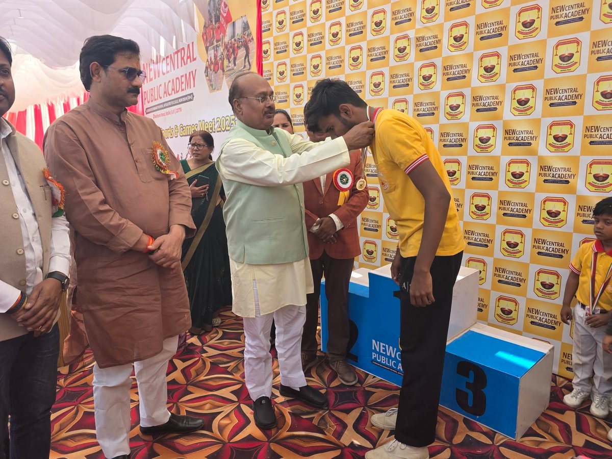 बेल्थरा रोड स्थित न्यू सेंट्रल पब्लिक अकैडमी के स्पोर्ट्स मीट 2026 में मुख्य अतिथि के रूप में उपस्थित होकर प्रतिभाशाली छात्र-छात्राओं को मेडल एवं प्रशस्ति पत्र प्रदान कर सम्मानित किया।
#belthararoad #ballia #sportsevent