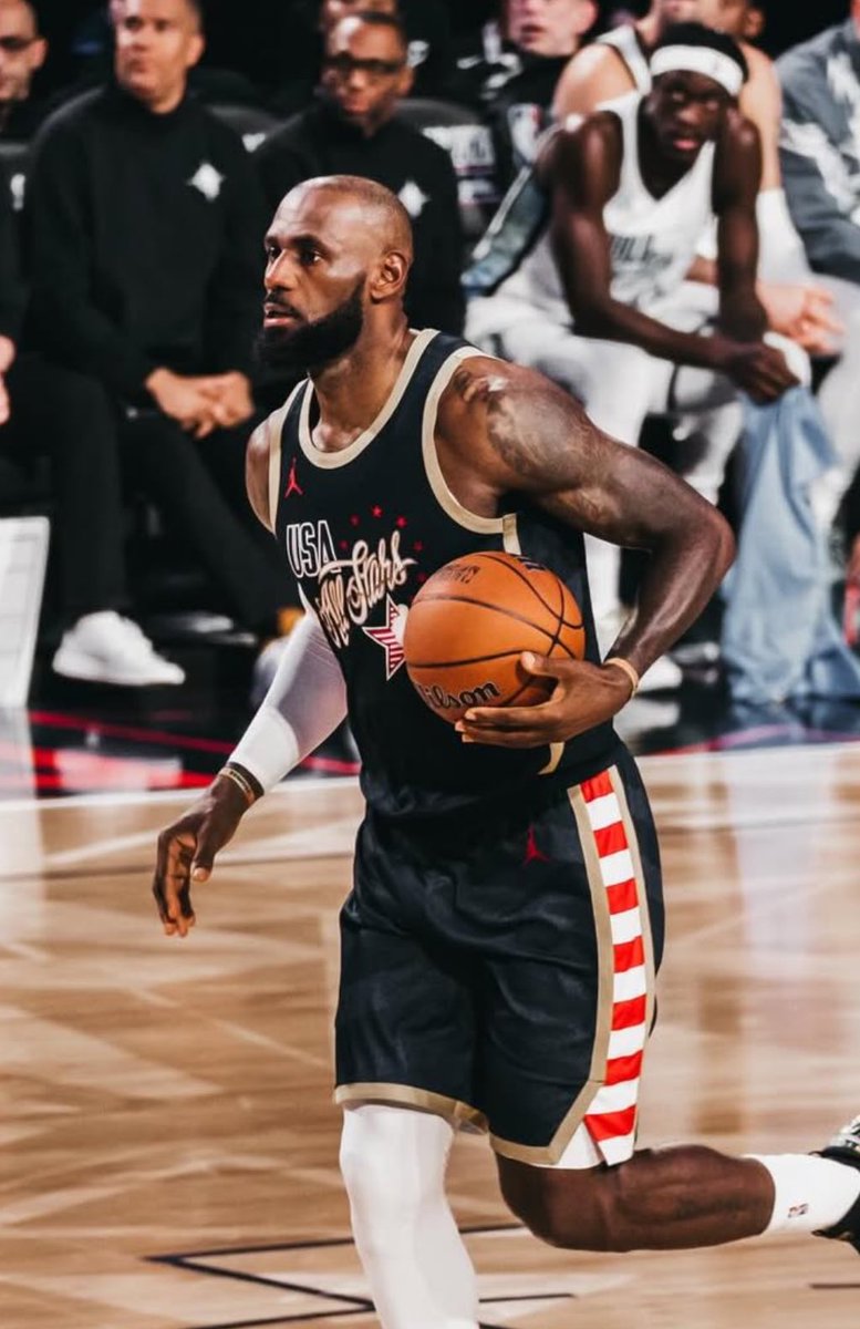 LeBron James tonight:

24 Points
8/15 FGM
3/4 3PM

Only 27 minutes. 🔥