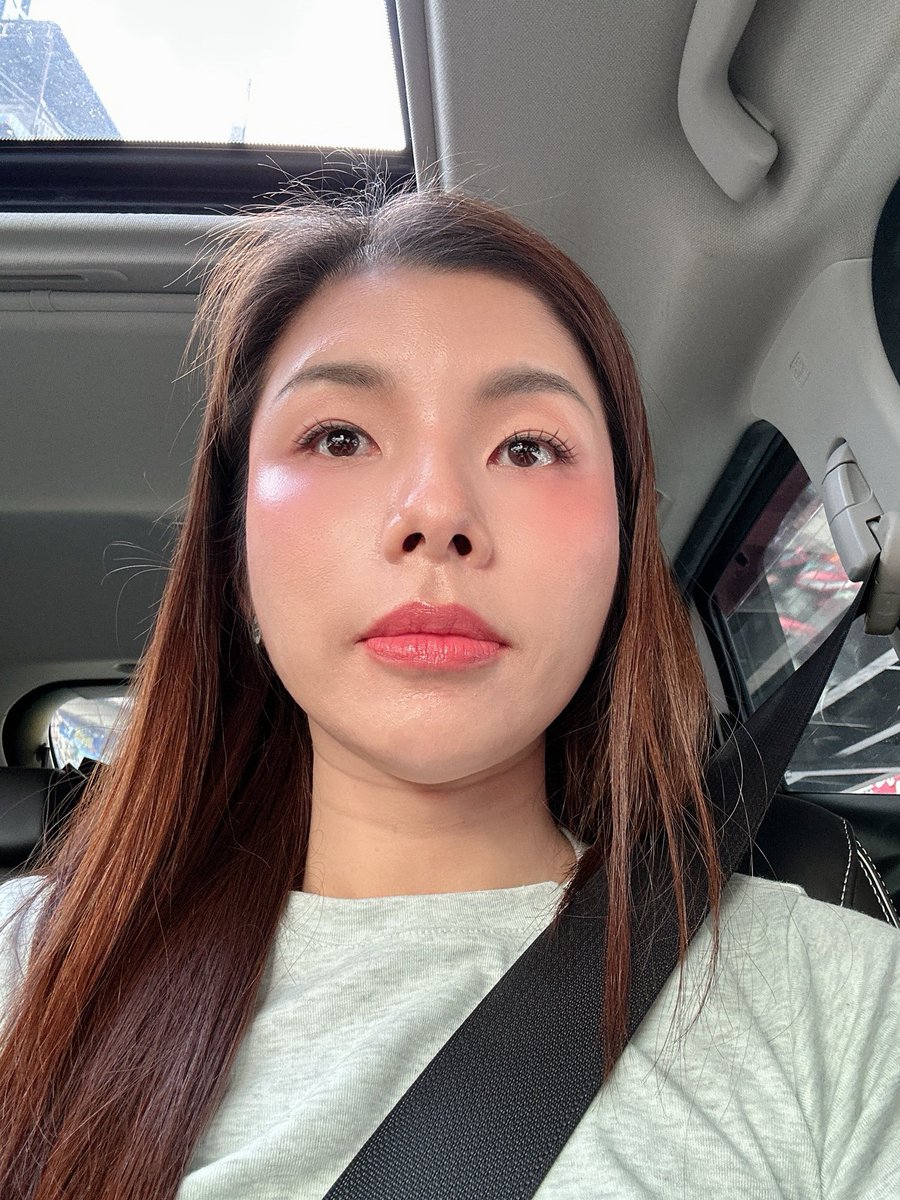 งานผิว/คสอ.ติดทน ก็ยังนั่งยันนอนยันว่า สกินแคร์ที่ใช้เตรียมผิวมีส่วนมากๆ พี่ออฟแนะนำคู่นี้ของ amt เพราะใช้ทุกวันจริงๆชุ่มชื้นพอดี แล้วไม่หลายขั้นตอน (เซรั่ม+มอยส์) งานผิวดีทั้งวัน หน้าไม่แห้งไม่มัน ผิวฉ่ำมากก 

เป็นมอยส์ใช้งานง่าย ใช้หน้าหนาวก็เอาอยู่