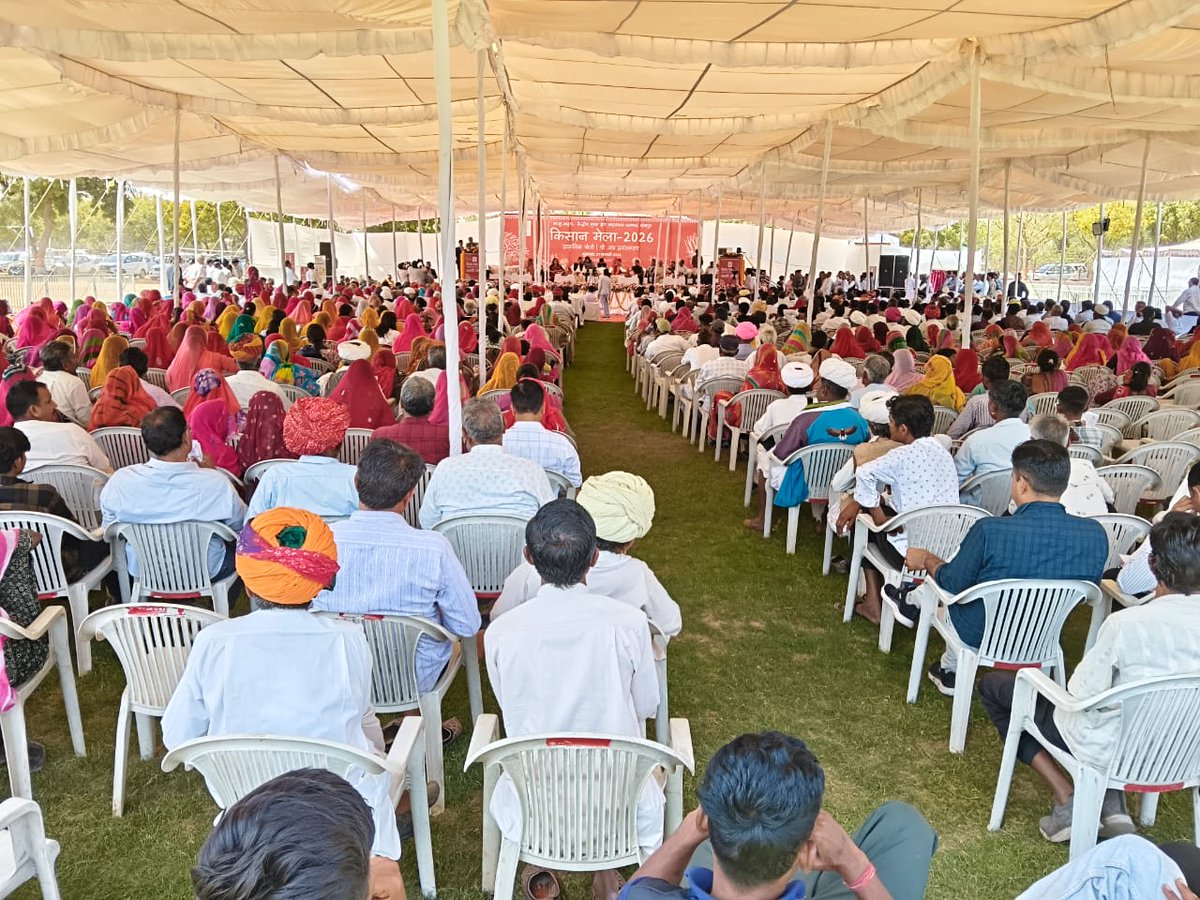 IFFCO_RJ's tweet photo. काजरी (CAZRI) जोधपुर में किसान मेला का आयोजन किया गया जिसमें इफको द्वारा स्टाल  लगाई गई।
मुख्य अतिथि श्री गजेन्द्र सिंह जी, केंद्रीय संस्कृति मंत्री भारत सरकार रहे
स्टाल पर पधारे किसानों को श्री जितेन्द्र कुमार भाखर ने इफको नैनो उर्वरक, सागरिका, जैव उर्वरक की विस्तृत जानकारी दी https://t.co/0EIdDsAIp6