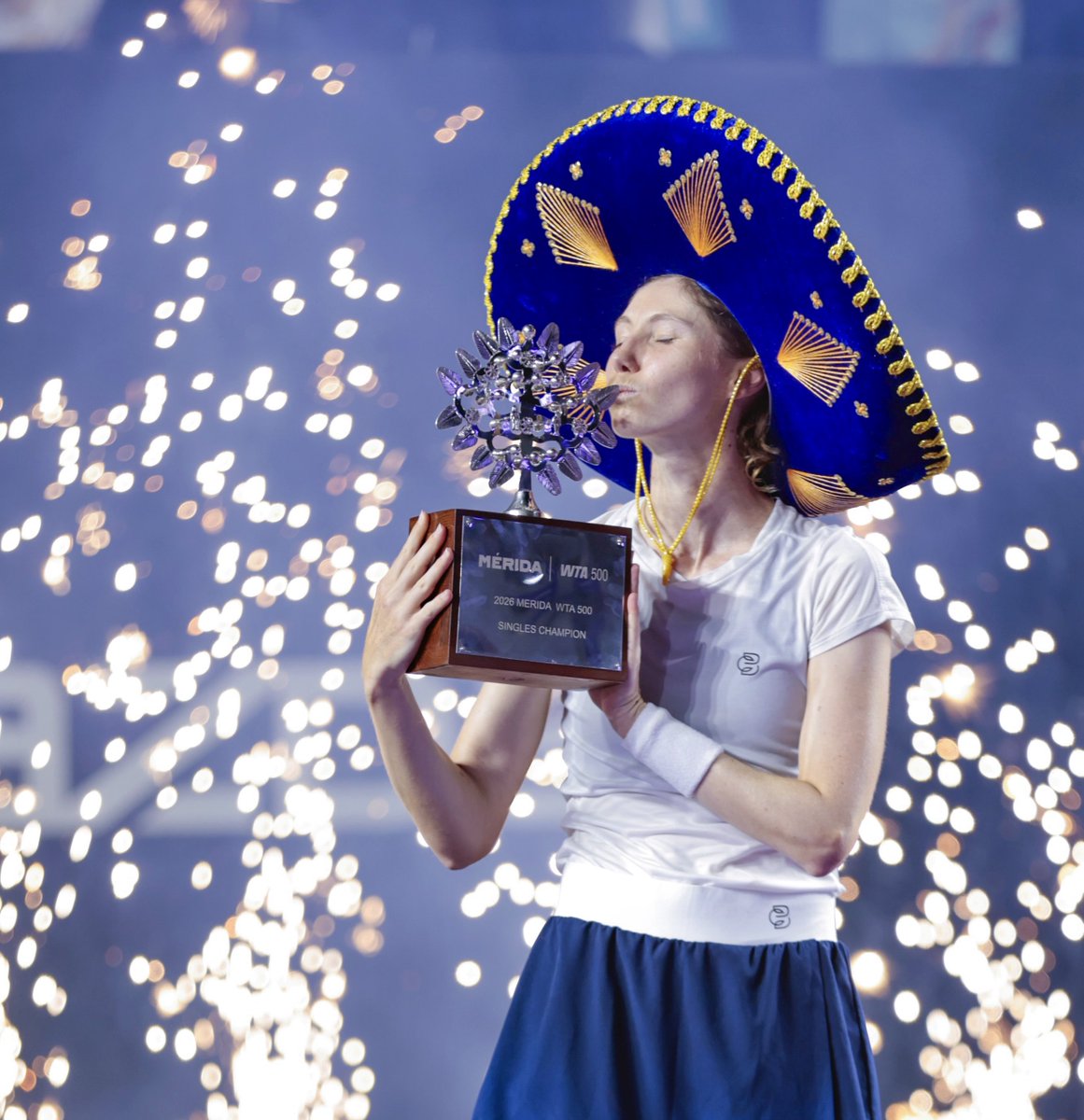 ivabianconero's tweet photo. Coronó la semana perfecta🏆🏆

Cristina Bucsa🇪🇸 es la campeona absoluta de Mérida y luego de salir campeona en singles, se hace con el título de dobles junto a Xinyu Jiang🇨🇳

#MeridaOpen https://t.co/PYq5i96Ec5