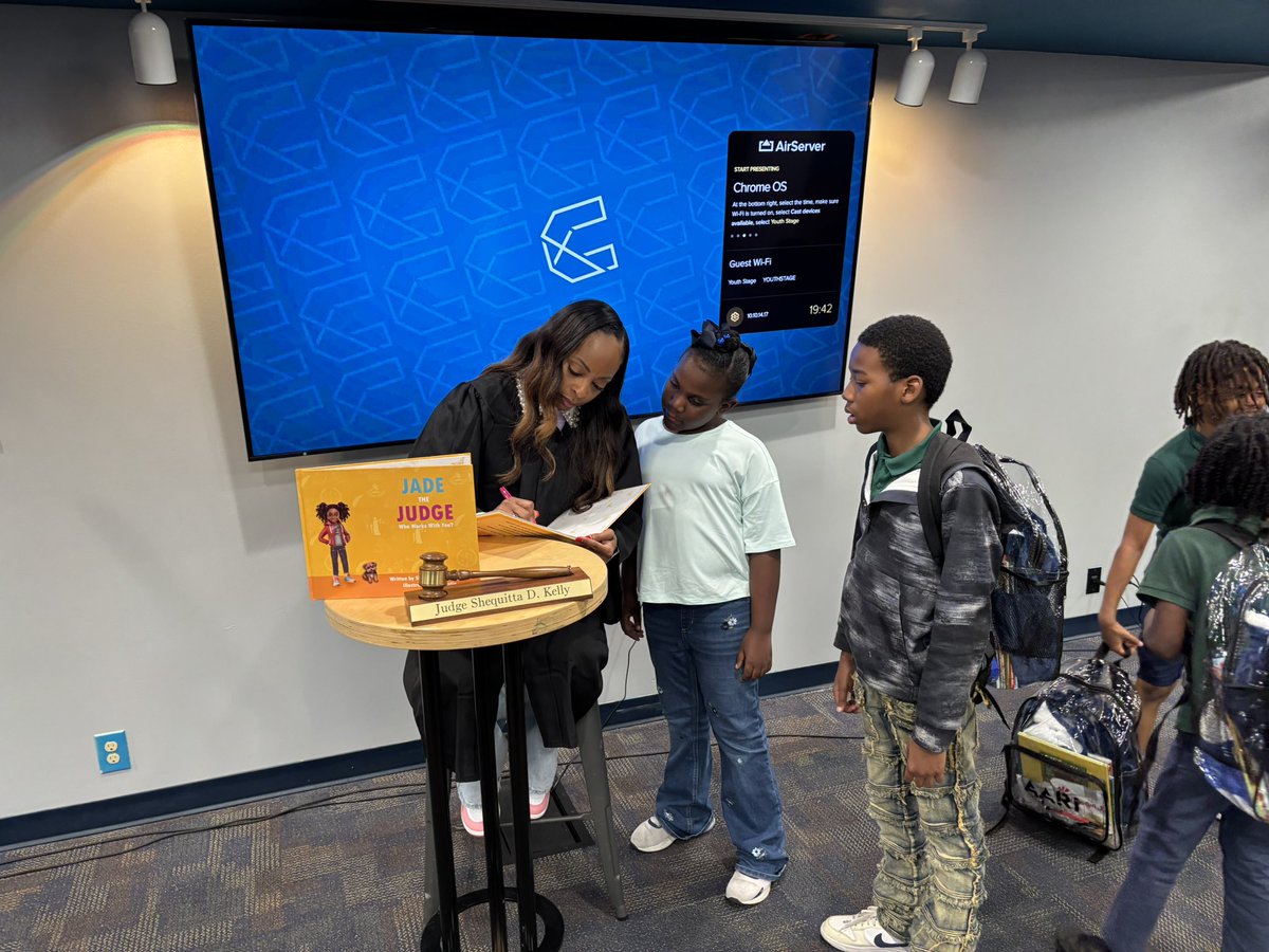 JuanCordobaDISD's tweet photo. Reading in action!  @SKelly4_Judge was super awesome with our students @MapleLawnES; lots of smiles, prizes, and personal connections. https://t.co/th4eT7qf0C