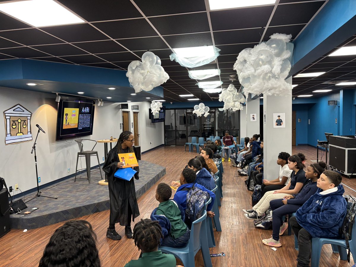 JuanCordobaDISD's tweet photo. Reading in action!  @SKelly4_Judge was super awesome with our students @MapleLawnES; lots of smiles, prizes, and personal connections. https://t.co/th4eT7qf0C