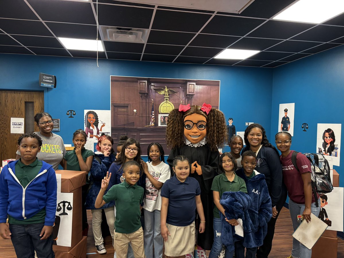 JuanCordobaDISD's tweet photo. Loved connecting with students and committed educators from across our district. https://t.co/gvlid7lNKs