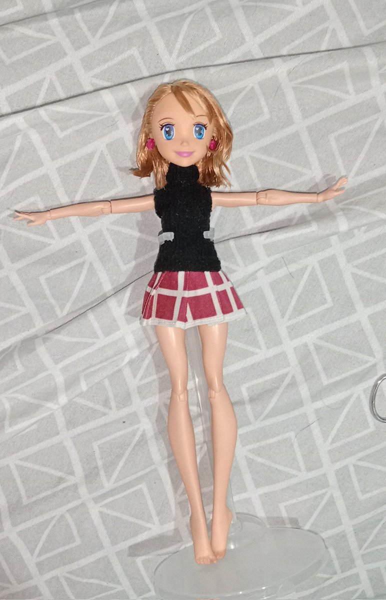 Fraidenangel's tweet photo. Update on my Serena custom doll!
Her top AND skirt are finally complete!
I just need to give her some brown boots, black stockings, grey hat and she would be done!
#dolltwt #pokemon #serena #anipoke #amourshipping #everafterhigh #reroot #saran https://t.co/svGRbXiZ1C