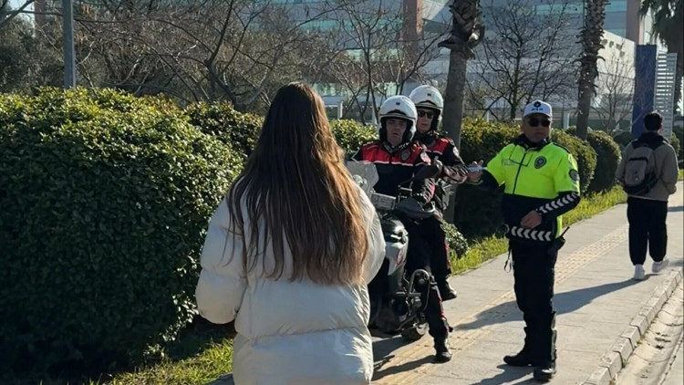 PolisBas's tweet photo. Aydın'da Milli Savunma Üniversitesi (MSÜ) kapsamındaki merkezi sınav öncesi kimliğini evde unutan öğrencinin yardımına motorize polis ekibi yetişti. Kız öğrencinin, Güzelhisar Mahallesi'ndeki ailesinden kimliği alınarak, sınav alanına yetiştirildi https://t.co/m3YRGkqrw6