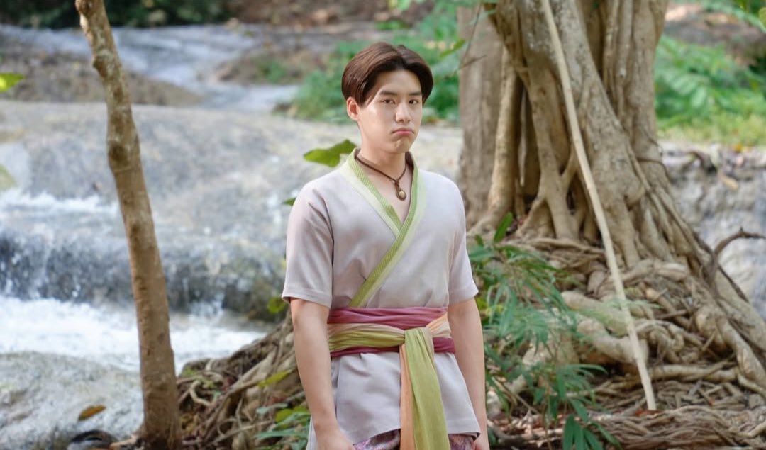 Lengluv25's tweet photo. Aí gente o Leng fazendo biquinho é meu ponto fraco, eu entendo o august achar difícil ter que brigar  com ele em cena, eu tbm não ia conseguir.

#lengthanaphon
#บุพเพสันนิวาส
#augustleng 
#augustvachiravit 
#lovedestiny https://t.co/1OyzQvDSnE