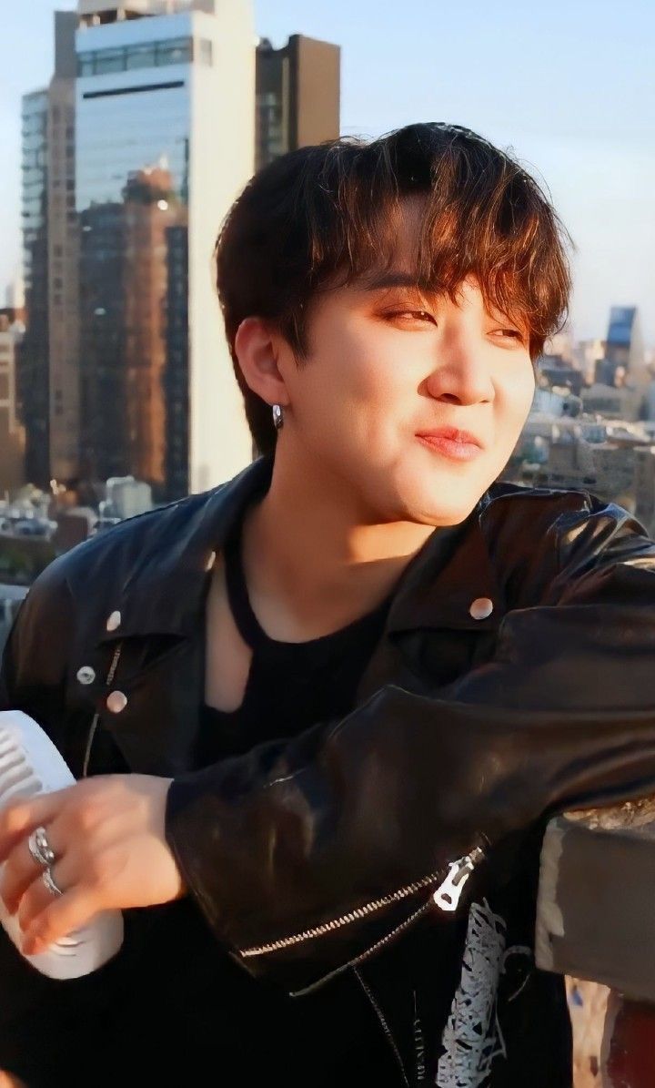 seochangbinpics's tweet photo. Changbin you are the most handsome and cute man at the same time🫂 https://t.co/Kw3vAPa8wB