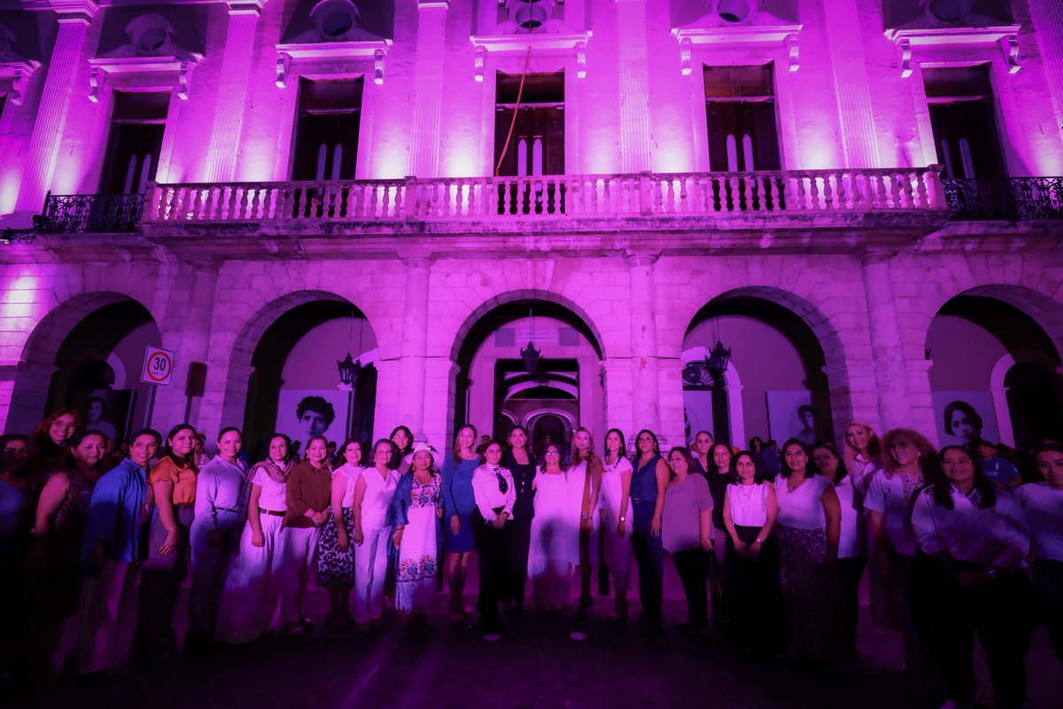 huachodiazmena's tweet photo. Esta noche iluminamos de morado el Palacio de Gobierno en el marco del Día Internacional de la Mujer. También inauguramos la exposición “Semillas de Libertad, legado de dignidad”, en homenaje a yucatecas que marcaron la lucha por sus derechos.

La muestra puede visitarse durante marzo en los bajos del Palacio de Gobierno.