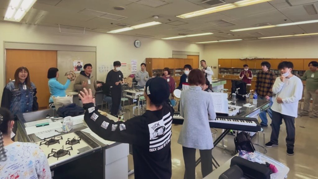 楽しい林先生のレッスン🎶

「音」を“楽しむ”時間。
ありのままの自分を感じ、感情を素直に出し、音にのせて表現する。

林先生のレッスンでは、発声もしっかり行いながら、普段あまり触れられない様々な楽器にも挑戦しています🪇
団員たちは毎回興味津々🤗音を通して自分を表現する力を育んでいます⭐️