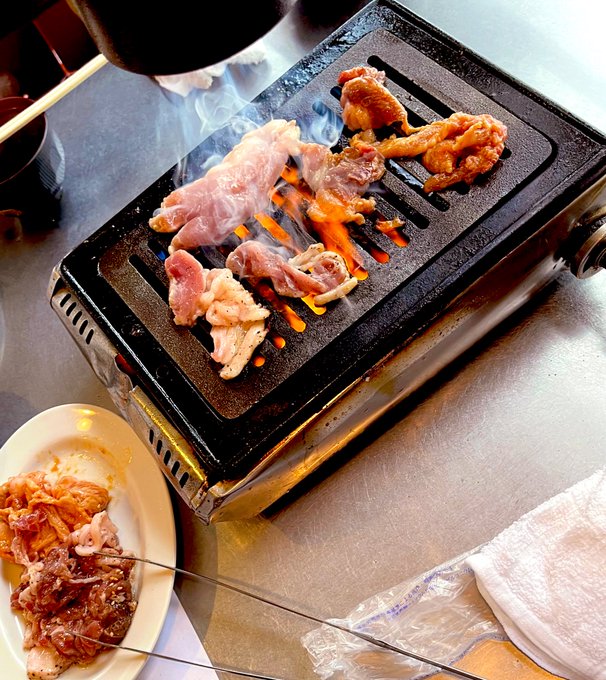 紙を見て触って感じて創作物への思慮を深める文化的行為の後ひたすら肉を焼いて食うという非文化的行為を行って整った。 