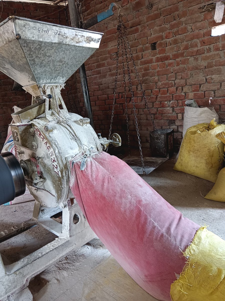 Sarveshkashy's tweet image. 🌾 ​"ये चक्की सिर्फ अनाज नहीं पीसती, साहब, ये किसी के घर का चूल्हा जलाती है। मेहनत की सफेदी जब चेहरे पर आती है ! तब जाकर घर में बरकत मुस्कुराती है।"

#HardWork #VillageLife #AttaChakki #DesiVibes @Sarveshkashy