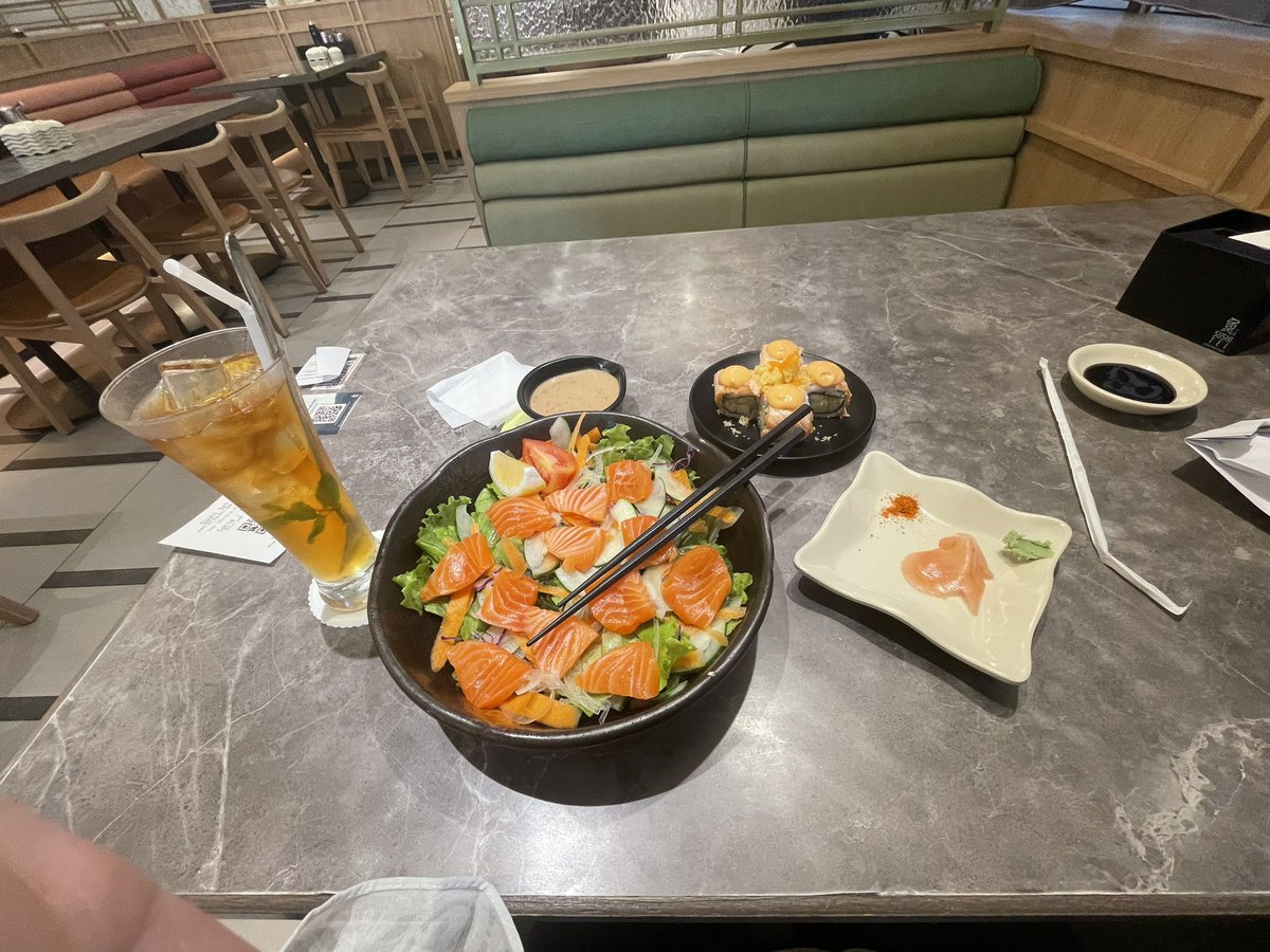 aku lagi makan yang udah aku pengeennnnnnnnnn dari dulu. baru kedapatan skr tp somehow rasanya bisa aja. ntah krn makan sendiri atau krn lidahku berubah🥲