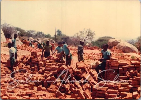 DrSalimArchive's tweet photo. Jeshi la Kujenga Taifa.

Picha hizi ni aza kipindi cha kati ya mwaka 1985 - 1989 wakati huo Dr. Salim akiwa Naibu Waziri Mkuu na Waziri wa Ulinzi. https://t.co/08Kfp0uJAG
