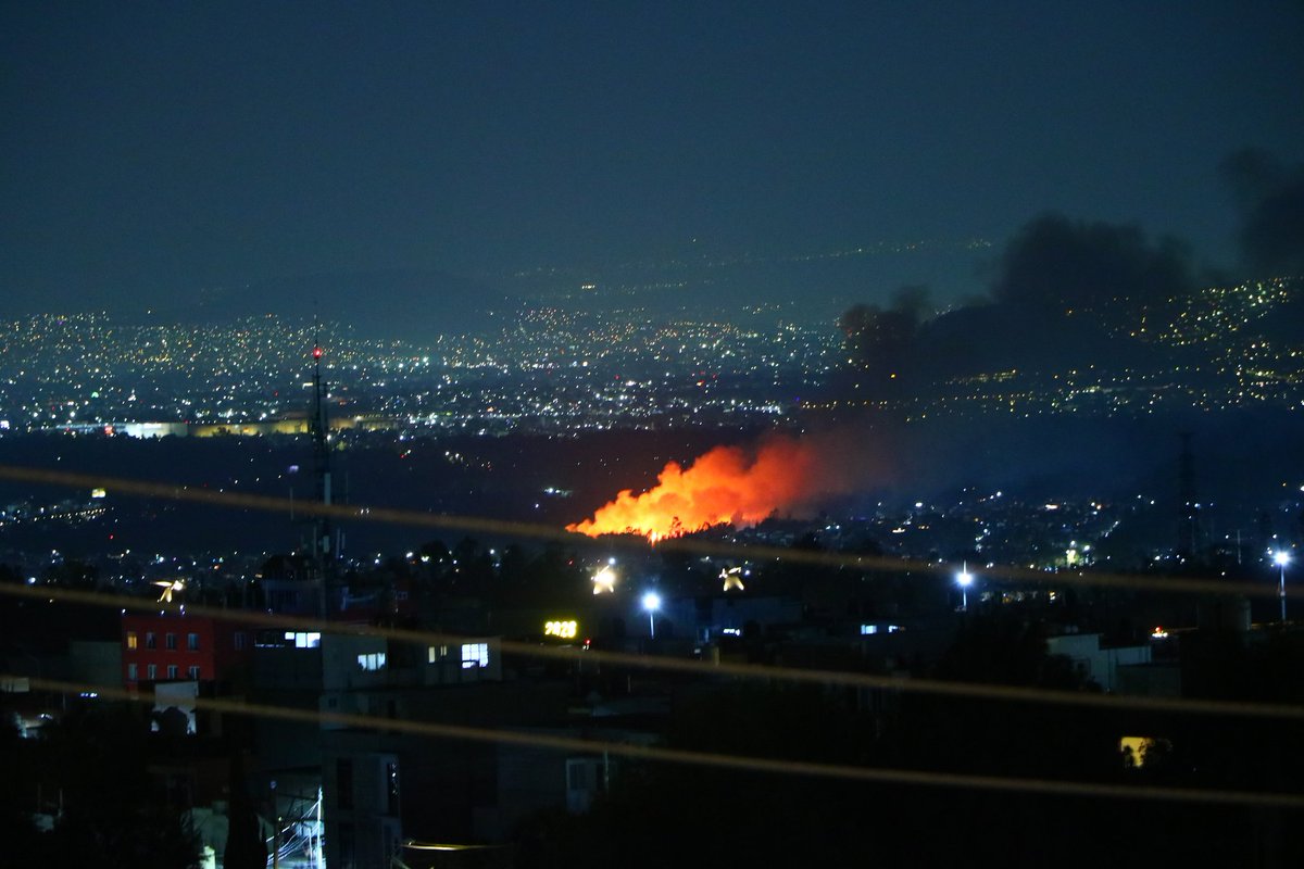 Kiiroon's tweet photo. Al momento, se registra un #incendio en la zona #cuemanco #xochimilco #cdmx https://t.co/AfBqMdgAoG