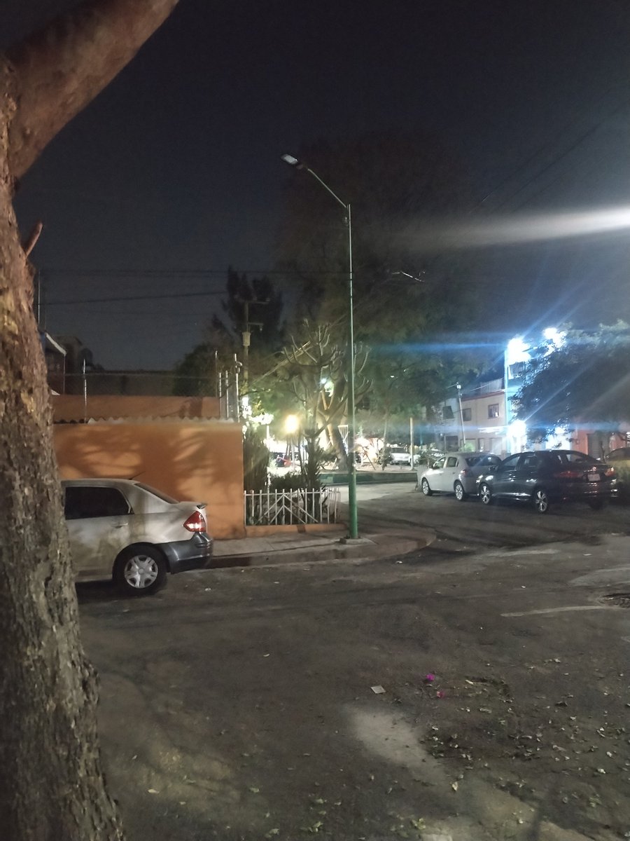 Hola <a href="/MHcesac/">MH CESAC</a>, requerimos tu apoyo, este poste se encuentra apagado por las noches, se encuentra en la esquina de Lago Caratasta y Lago Aullagas s/n.
<a href="/OlaMHmx/">Servicios Urbanos MH</a>