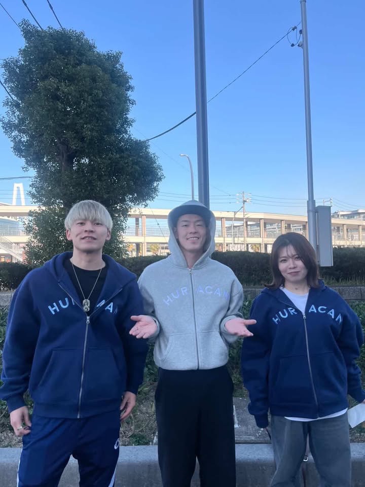 #ウラカンの日常

Y.S.C.C.横浜の野尻選手、そしてサポーターの方とパシャリ📸✨

ウラカンパーカーを着て、試合会場で記念の一枚👕🔥  
チームとサポーターの一体感を感じられる、嬉しい瞬間でした！

#Huracan #ウラカン
#SE #システムエンジニア
#YSCC #YSCC横浜
