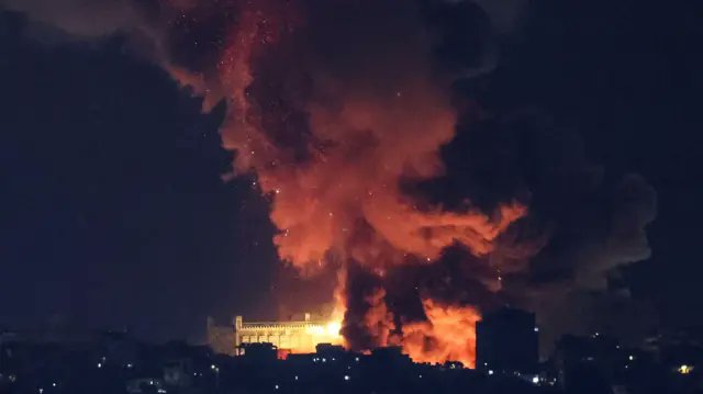 أسفرت عن سقوط أكثر من 10 قتلى حتى الآن.. مشاهد أولية للغارات الإسرائيلية على ضاحية بيروت الجنوبية فجرا