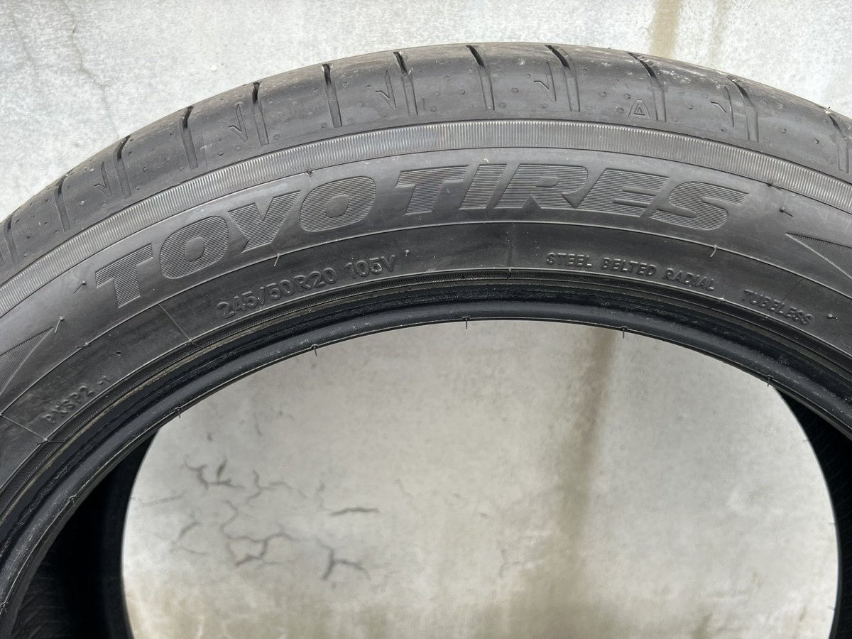 Z_V_ALEX's tweet photo. #タイヤ　#売ります 
トーヨータイヤ　PROXES Sport2
2本セット　245/50r20

調子に乗って純正よりもサイズを上げようと思って買いましたが、いざ履かせてみるとサスのお皿に当たり即断念…
数メートルしか動かしてないのでほぼ新品みたいなもんです！

56,000円
細かい事は相談ください！ https://t.co/cZTWGBHY4X