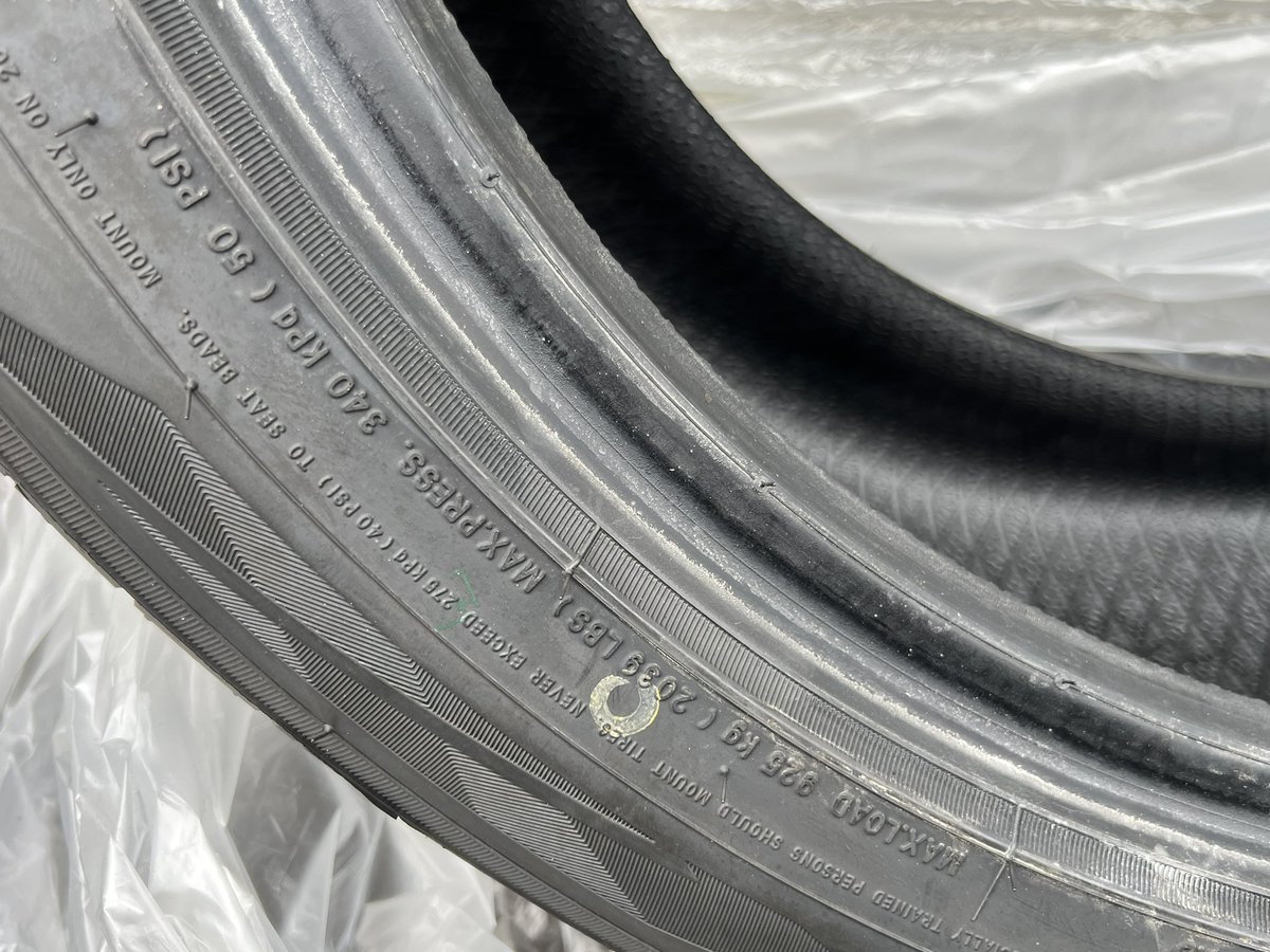 Z_V_ALEX's tweet photo. #タイヤ　#売ります 
トーヨータイヤ　PROXES Sport2
2本セット　245/50r20

調子に乗って純正よりもサイズを上げようと思って買いましたが、いざ履かせてみるとサスのお皿に当たり即断念…
数メートルしか動かしてないのでほぼ新品みたいなもんです！

56,000円
細かい事は相談ください！ https://t.co/cZTWGBHY4X